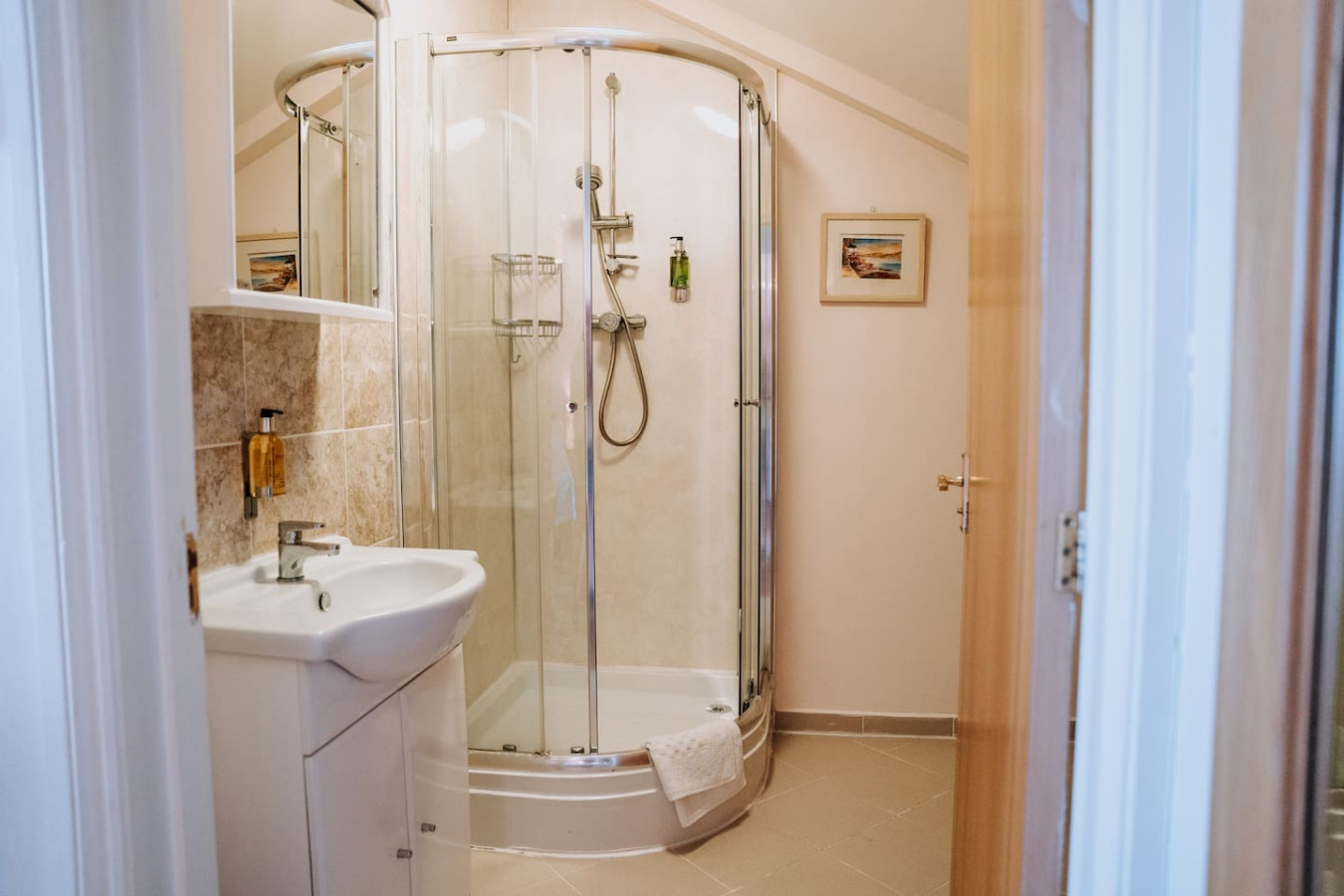 The Good Look - Charming Rural Escape | Hot Tub | Play Room |BBQ - Llawhaden