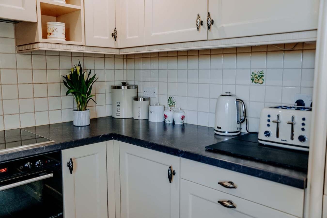 The Good Look - Charming Rural Escape | Hot Tub | Play Room |BBQ - Llawhaden