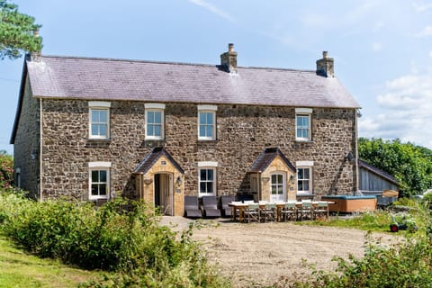 Charming Countryside Escape | Play Room | BBQ