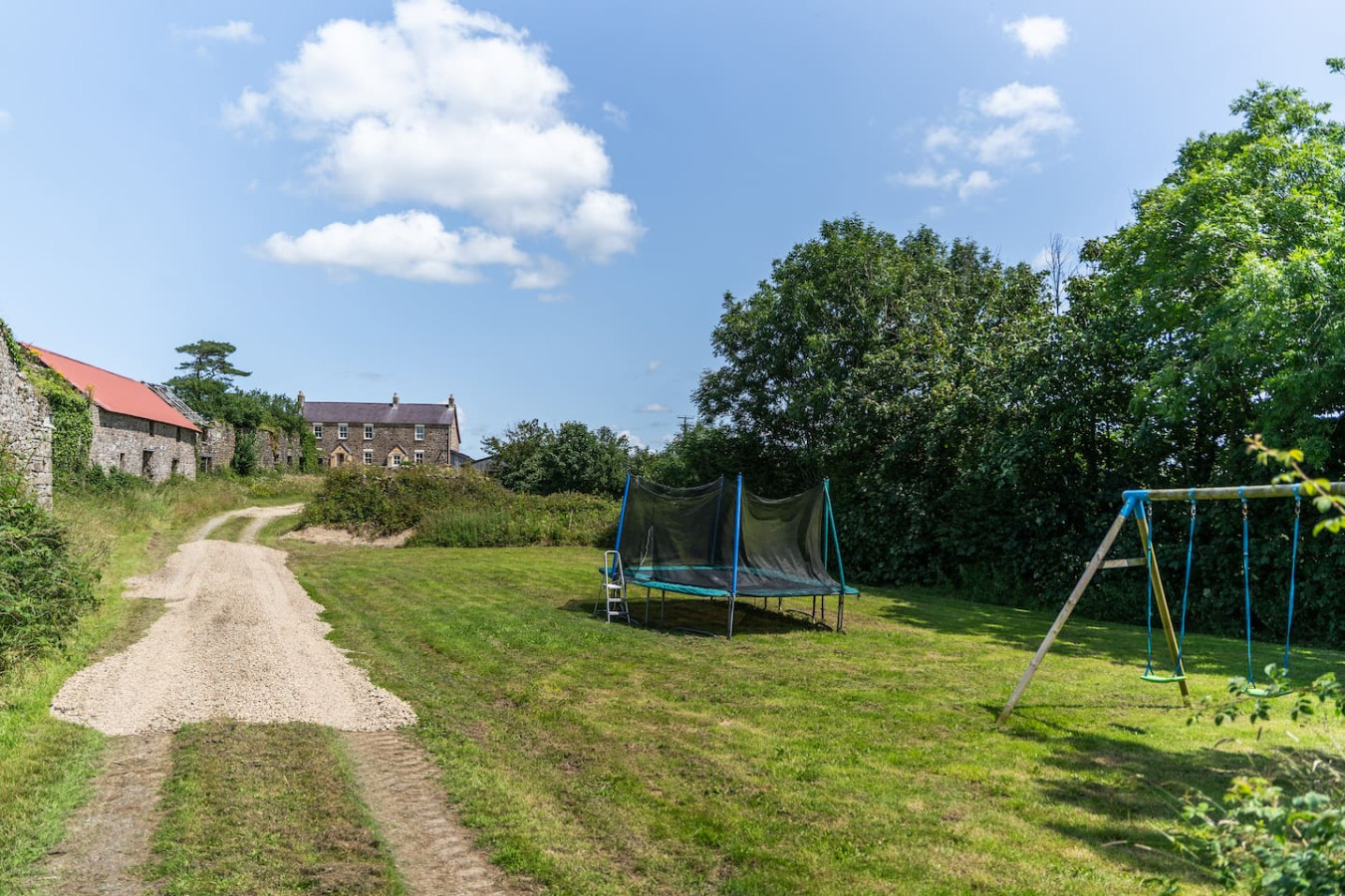 The Good Look - Charming Rural Escape | Hot Tub | Play Room |BBQ - Llawhaden