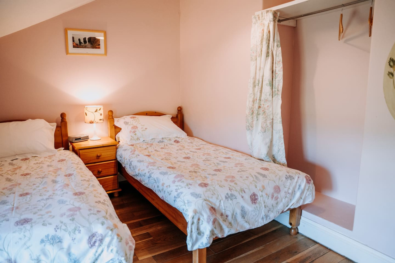 Potterslade Cottage - Spacious Farmhouse Retreat with Hot Tub, sleeps 12 - Llawhaden