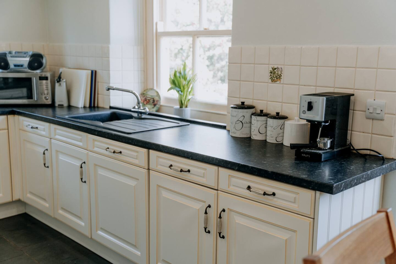 Potterslade Cottage - Spacious Farmhouse Retreat with Hot Tub, sleeps 12 - Llawhaden