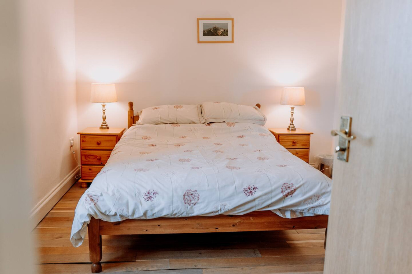 Potterslade Cottage - Spacious Farmhouse Retreat with Hot Tub, sleeps 12 - Llawhaden