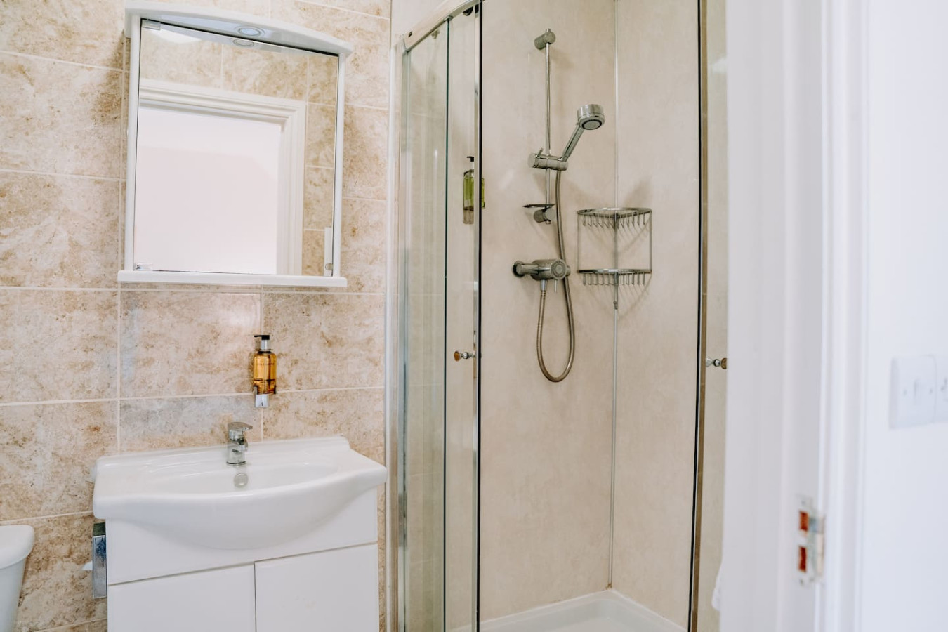 Potterslade Cottage - Spacious Farmhouse Retreat with Hot Tub, sleeps 12 - Llawhaden