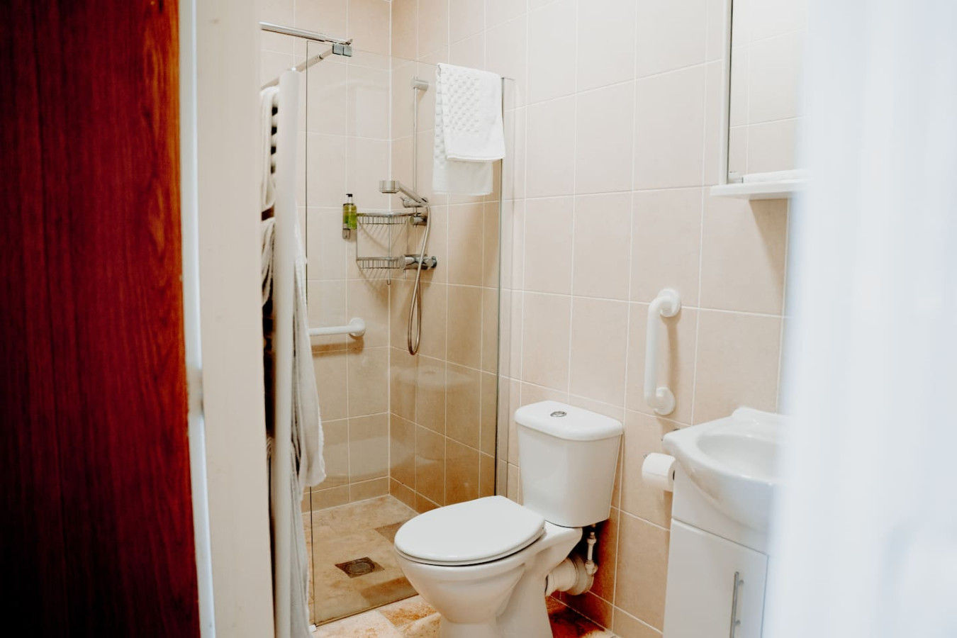 Potterslade Cottage - Spacious Farmhouse Retreat with Hot Tub, sleeps 12 - Llawhaden