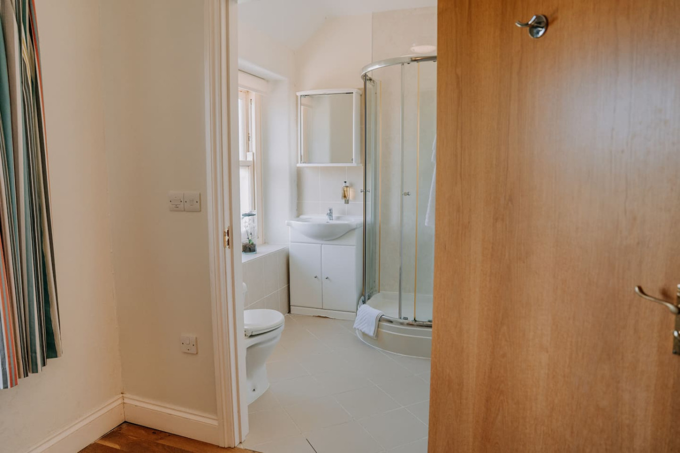 Potterslade Cottage - Spacious Farmhouse Retreat with Hot Tub, sleeps 12 - Llawhaden