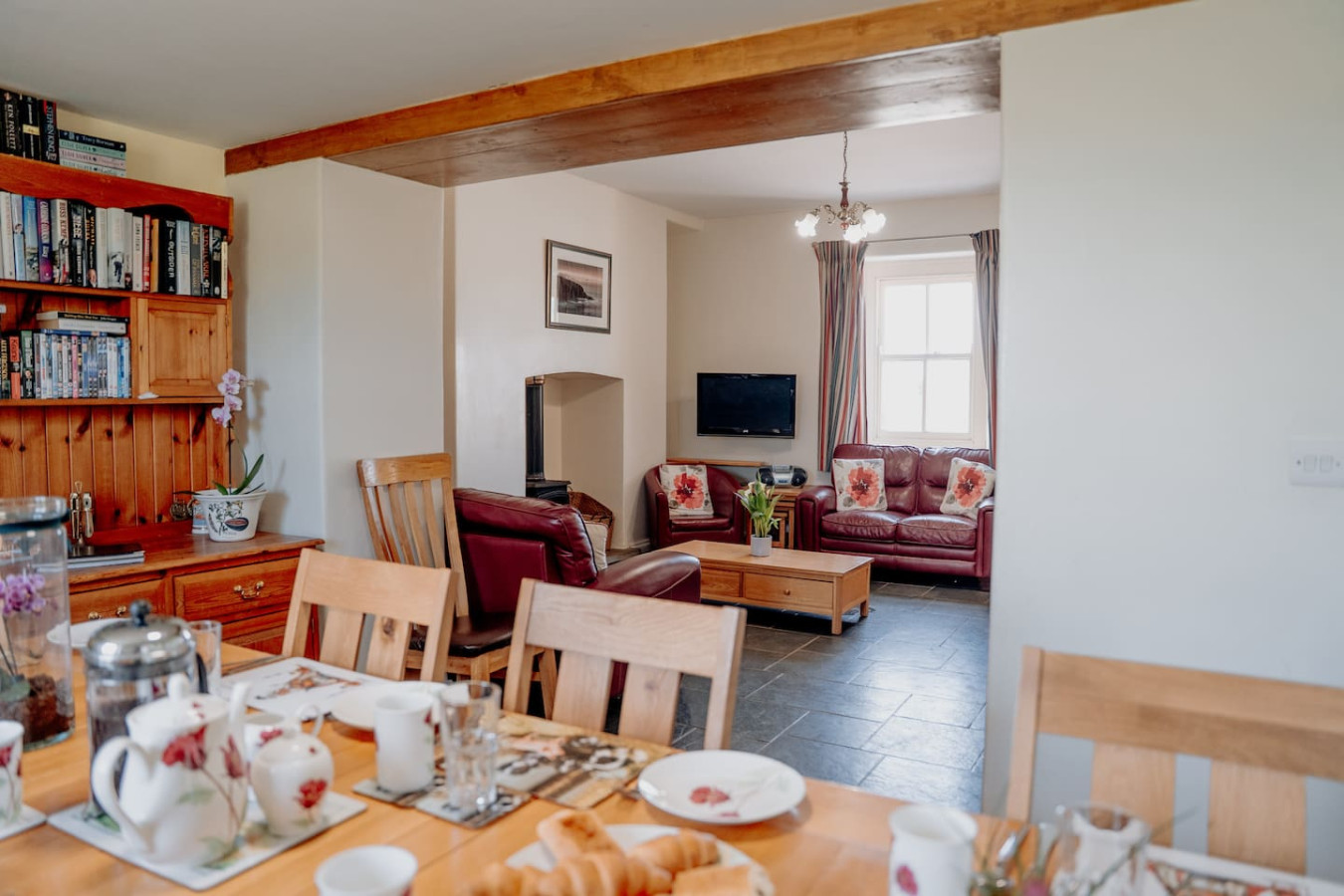 Potterslade Cottage - Spacious Farmhouse Retreat with Hot Tub, sleeps 12 - Llawhaden