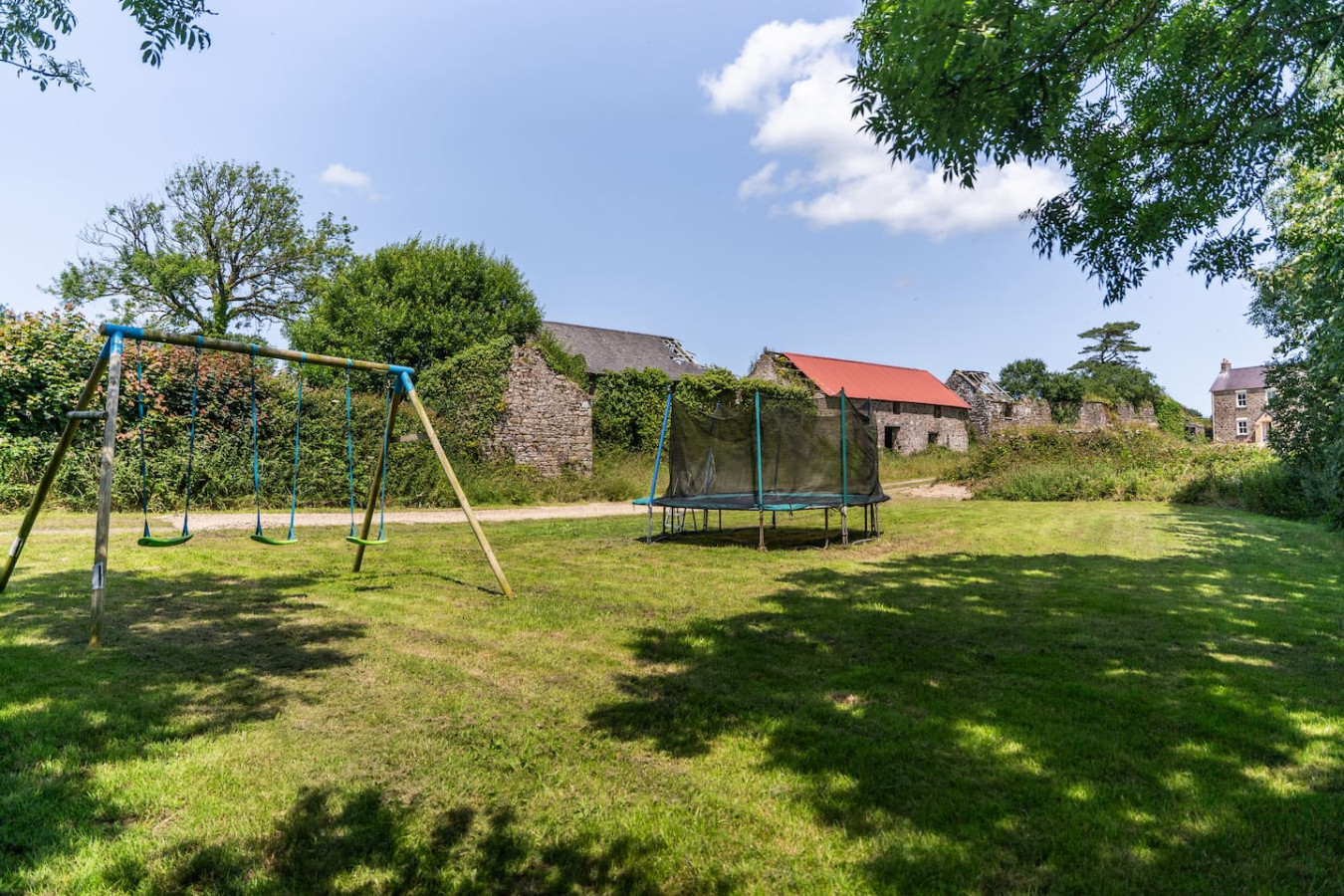 Potterslade Cottage - Spacious Farmhouse Retreat with Hot Tub, sleeps 12 - Llawhaden