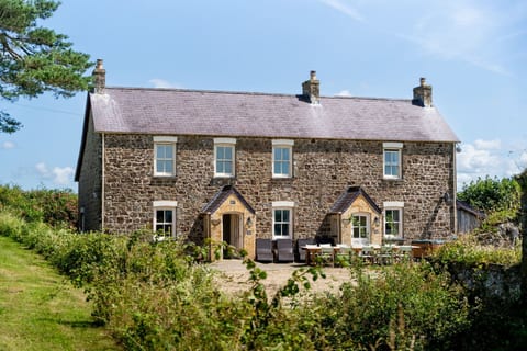 Potterslade Cottage - Spacious Farmhouse Retreat with Hot Tub, sleeps 12