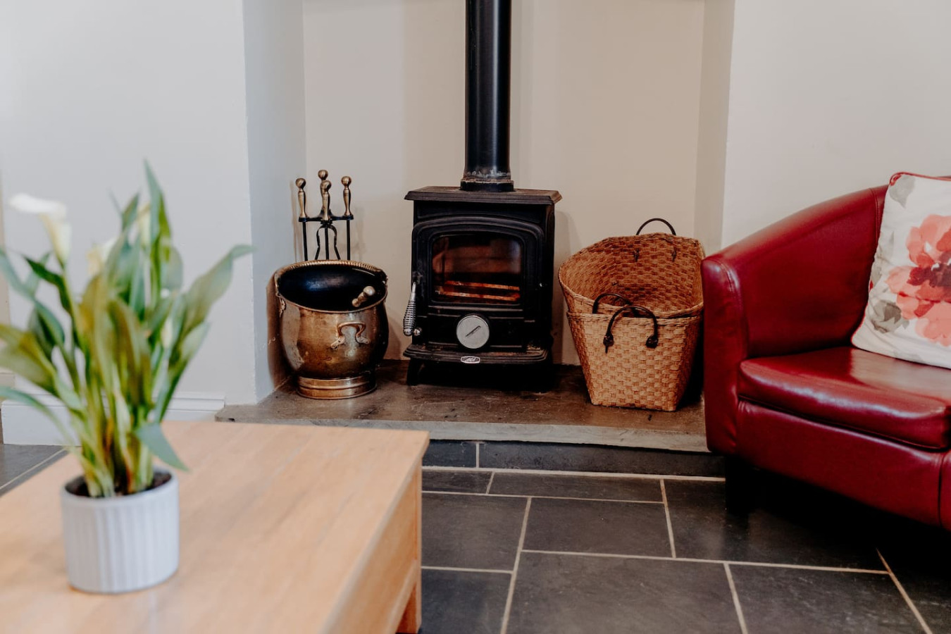 Potterslade Cottage - Spacious Farmhouse Retreat with Hot Tub, sleeps 12 - Llawhaden