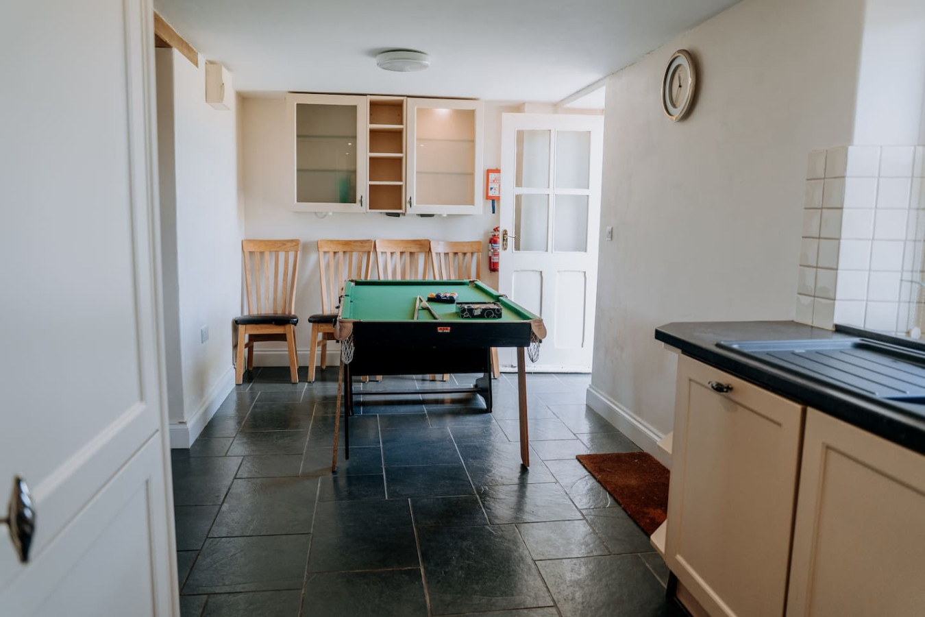 Potterslade Cottage - Spacious Farmhouse Retreat with Hot Tub, sleeps 12 - Llawhaden