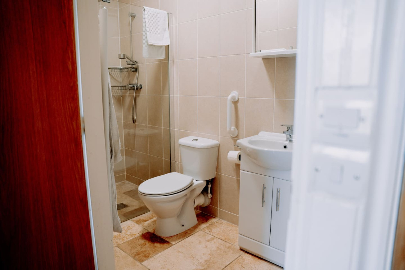 Potterslade Cottage - Spacious Farmhouse Retreat with Hot Tub, sleeps 12 - Llawhaden