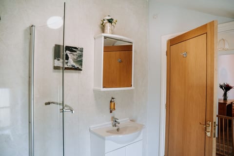 Potterslade Cottage - Spacious Farmhouse Retreat with Hot Tub, sleeps 12