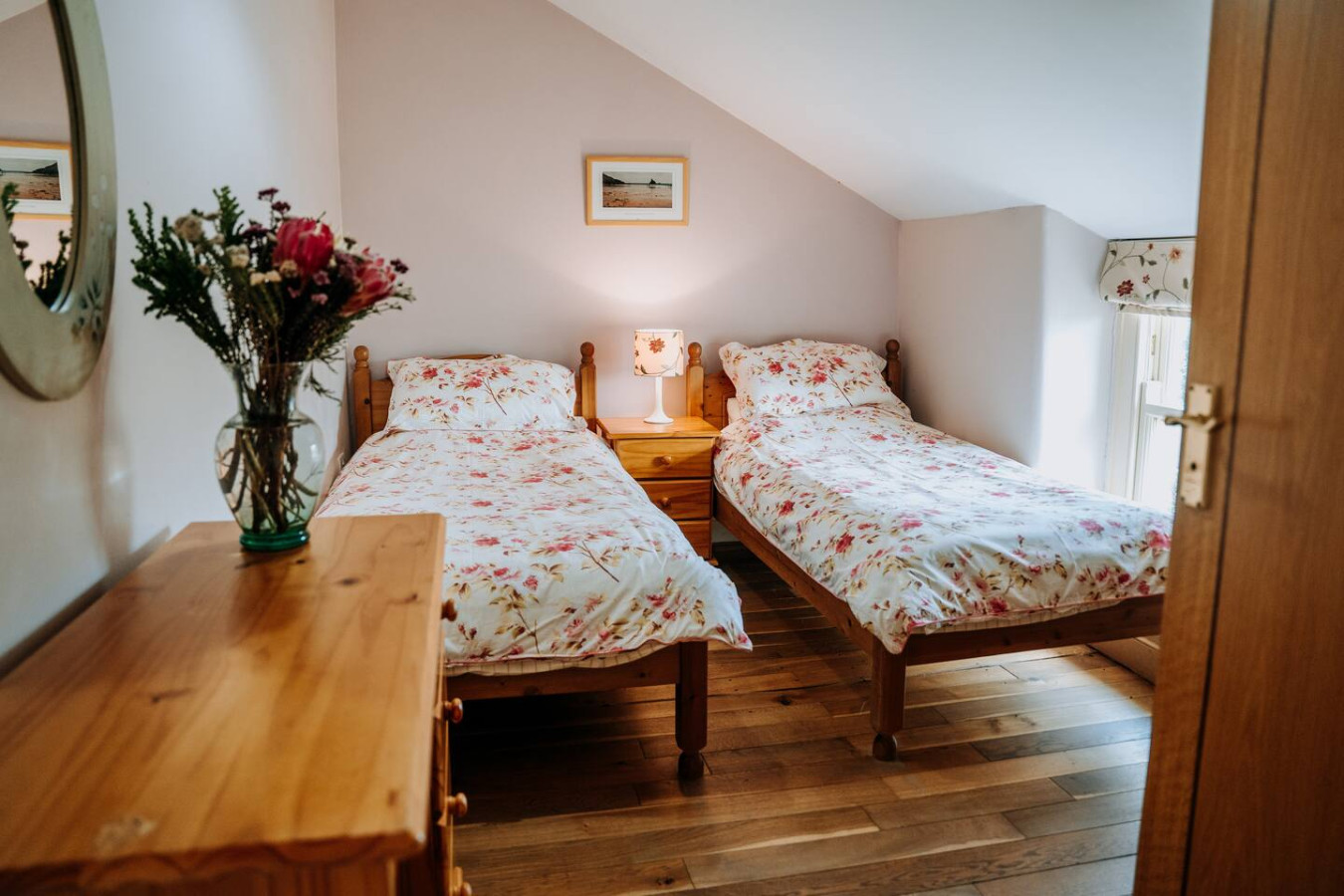 Potterslade Cottage - Spacious Farmhouse Retreat with Hot Tub, sleeps 12 - Llawhaden