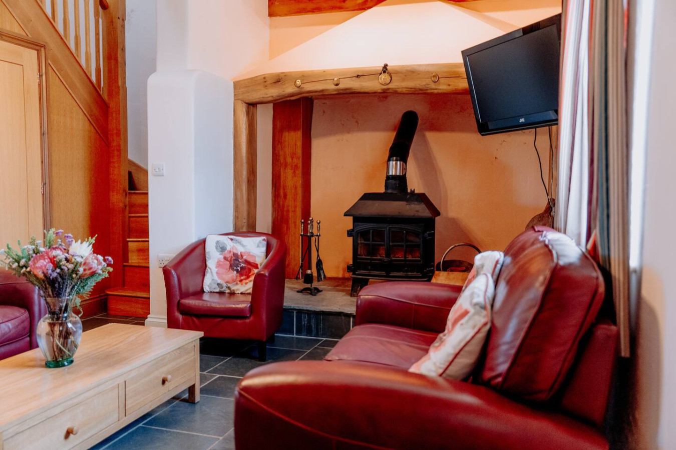 Potterslade Cottage - Spacious Farmhouse Retreat with Hot Tub, sleeps 12 - Llawhaden