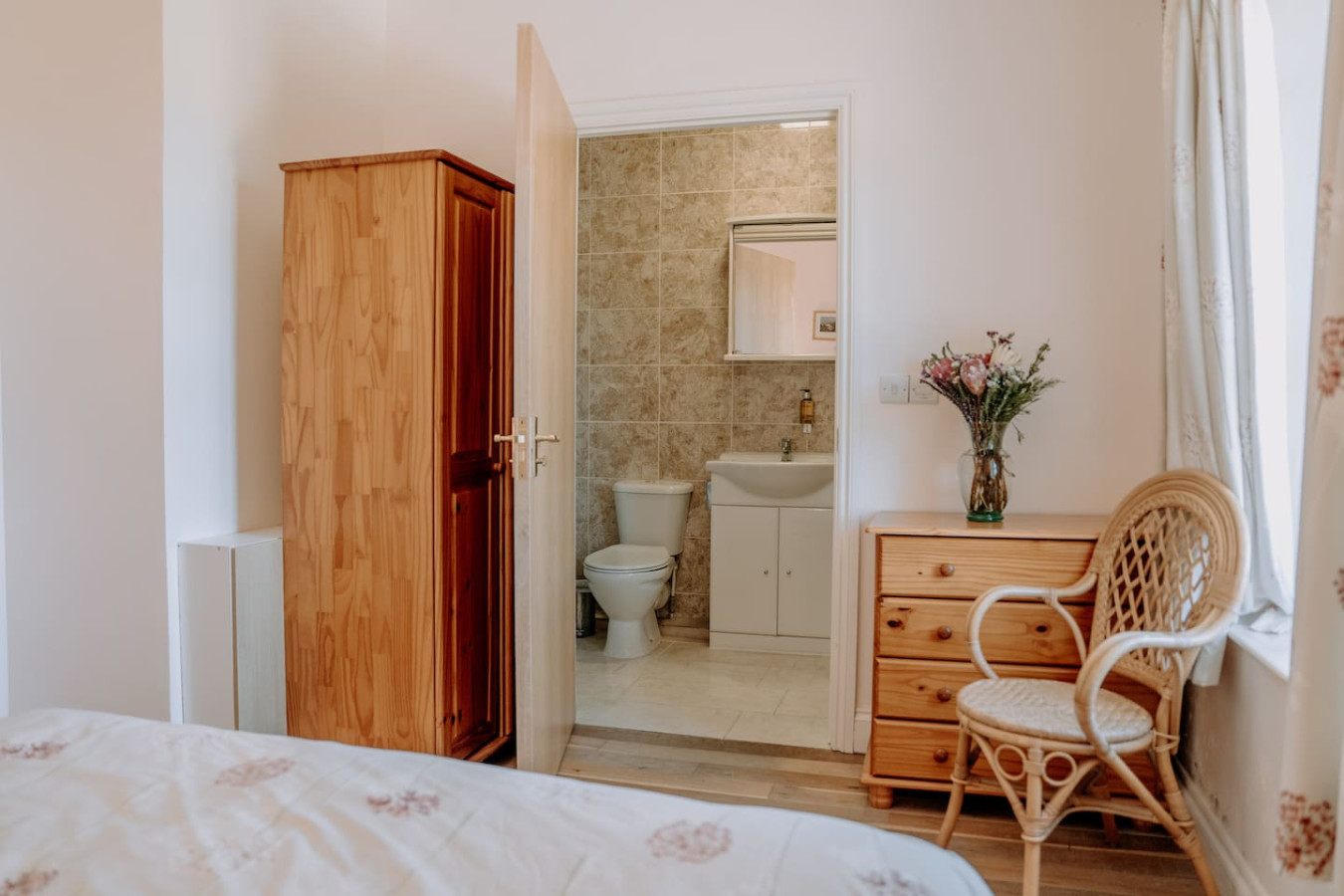 Potterslade Cottage - Spacious Farmhouse Retreat with Hot Tub, sleeps 12 - Llawhaden