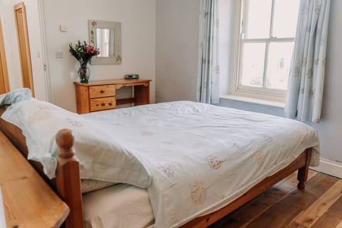 Potterslade Cottage - Spacious Farmhouse Retreat with Hot Tub, sleeps 12