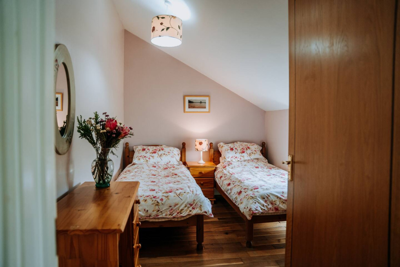 Potterslade Cottage - Spacious Farmhouse Retreat with Hot Tub, sleeps 12 - Llawhaden