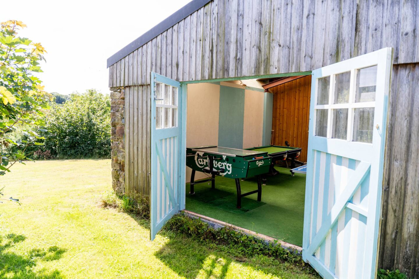 Potterslade Cottage - Spacious Farmhouse Retreat with Hot Tub, sleeps 12 - Llawhaden