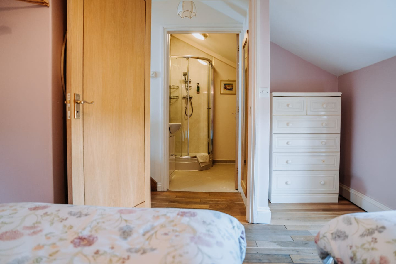 Potterslade Cottage - Spacious Farmhouse Retreat with Hot Tub, sleeps 12 - Llawhaden