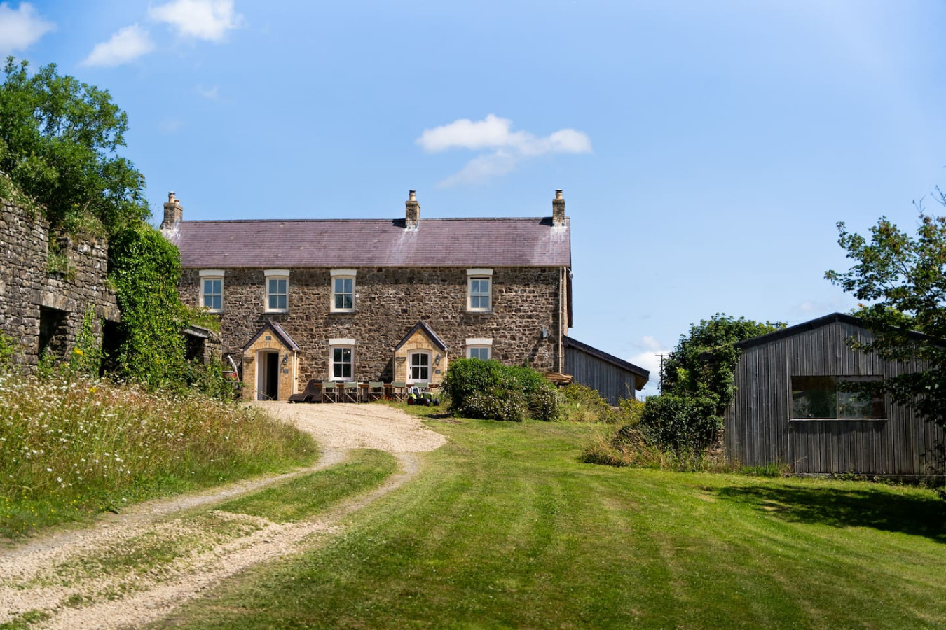 Potterslade Cottage - Spacious Farmhouse Retreat with Hot Tub, sleeps 12 - Llawhaden