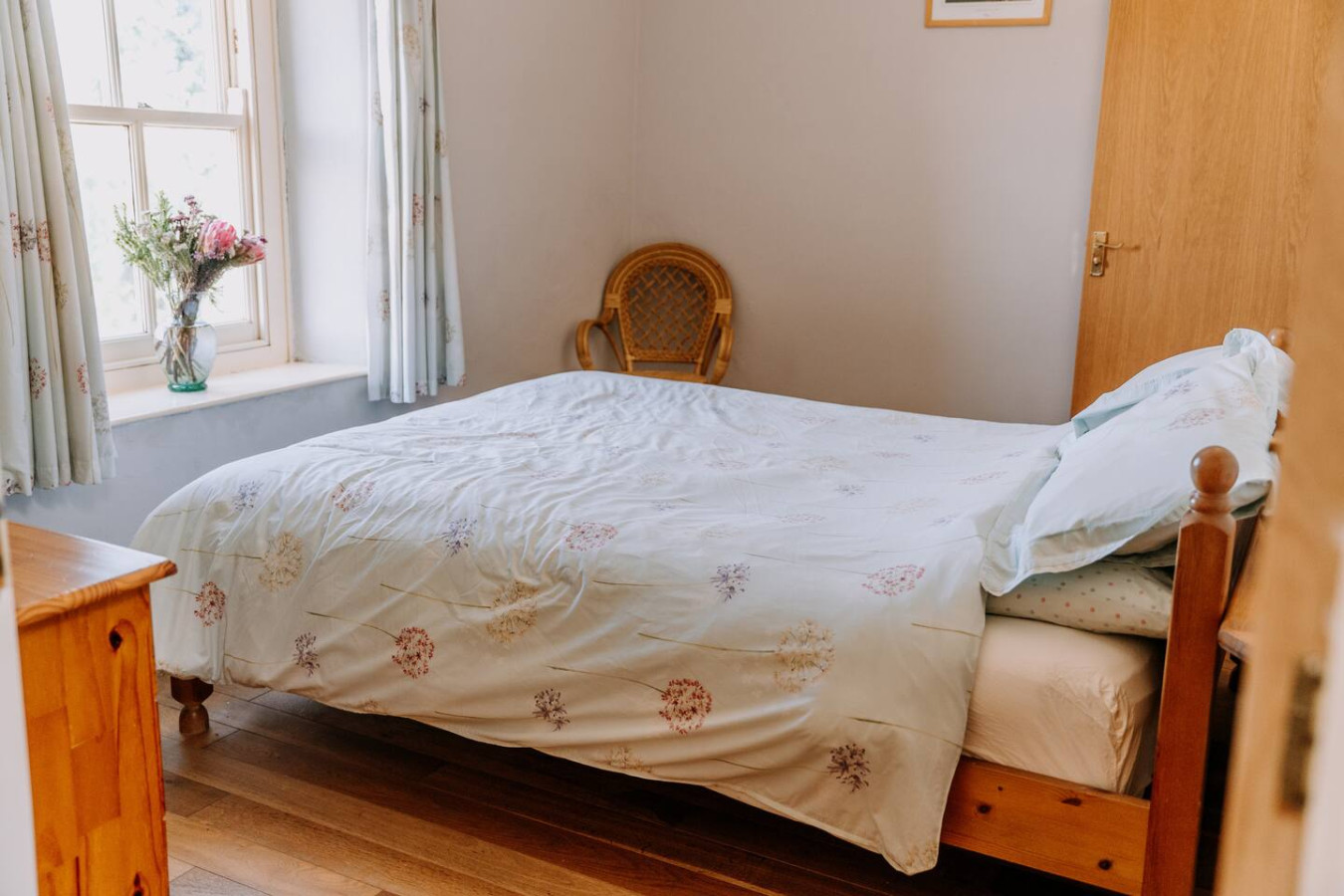 Potterslade Cottage - Spacious Farmhouse Retreat with Hot Tub, sleeps 12 - Llawhaden