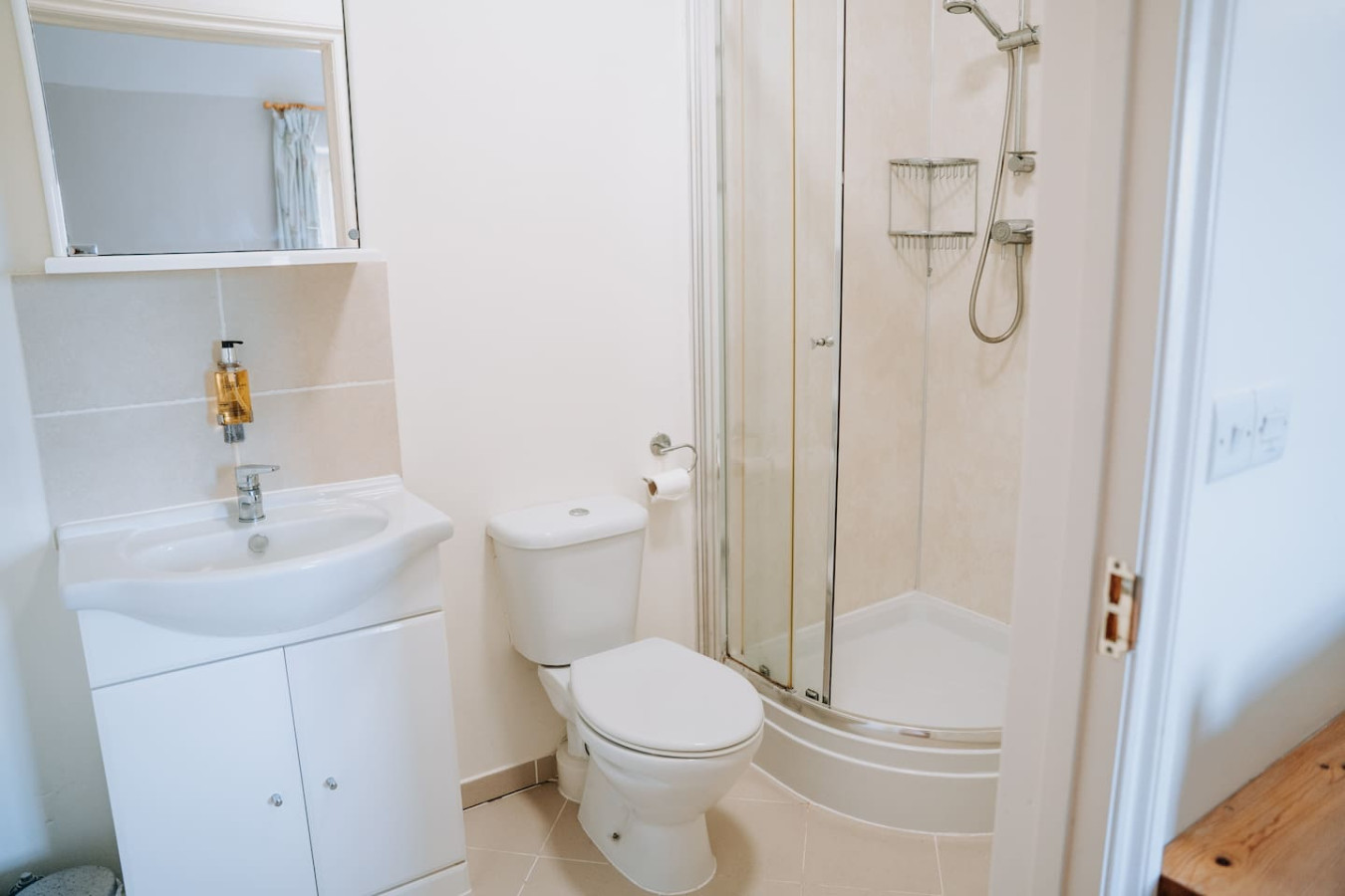 Potterslade Cottage - Spacious Farmhouse Retreat with Hot Tub, sleeps 12 - Llawhaden