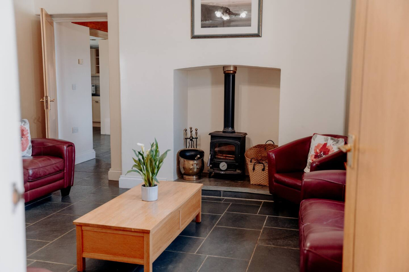 Potterslade Cottage - Spacious Farmhouse Retreat with Hot Tub, sleeps 12 - Llawhaden