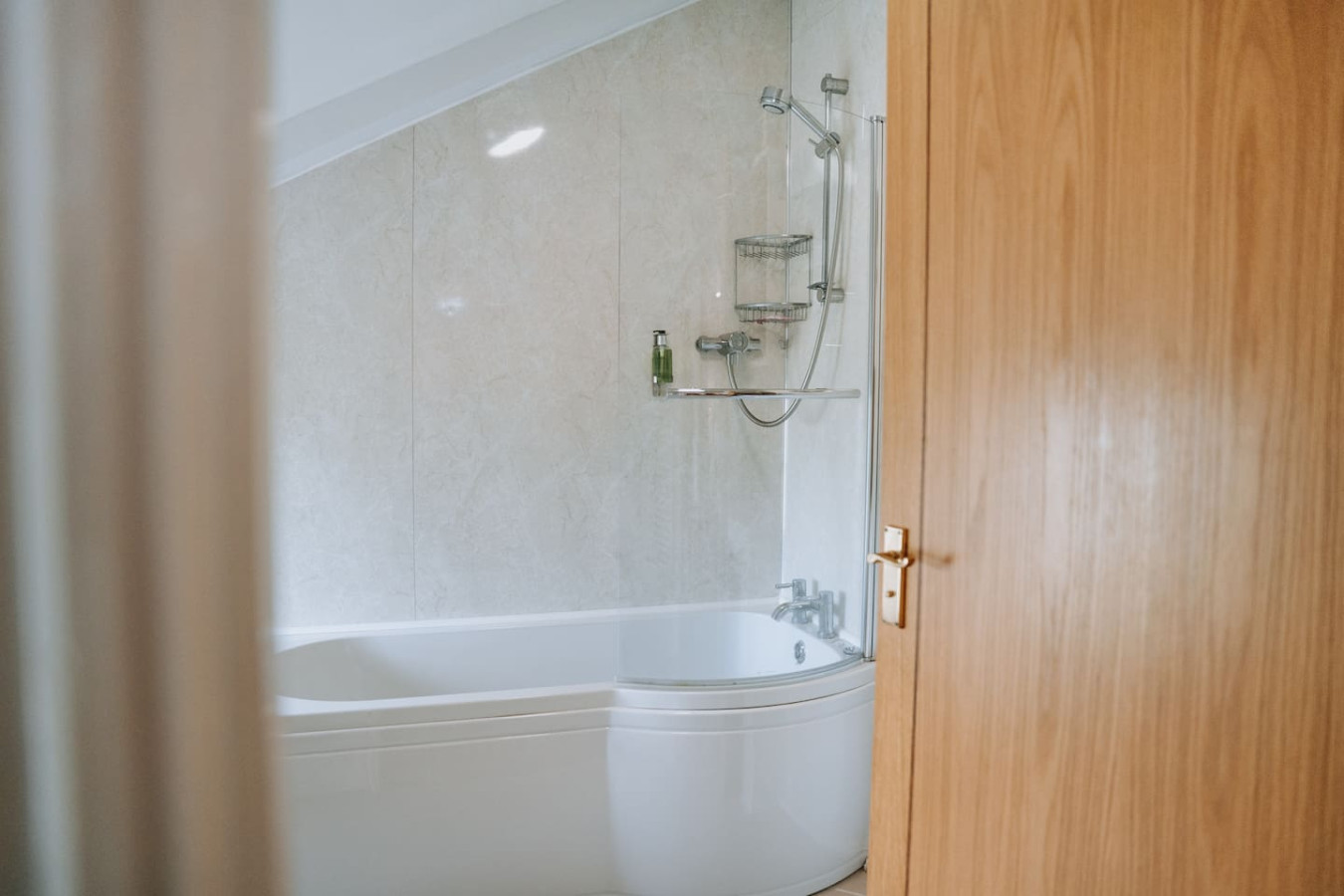 Potterslade Cottage - Spacious Farmhouse Retreat with Hot Tub, sleeps 12 - Llawhaden