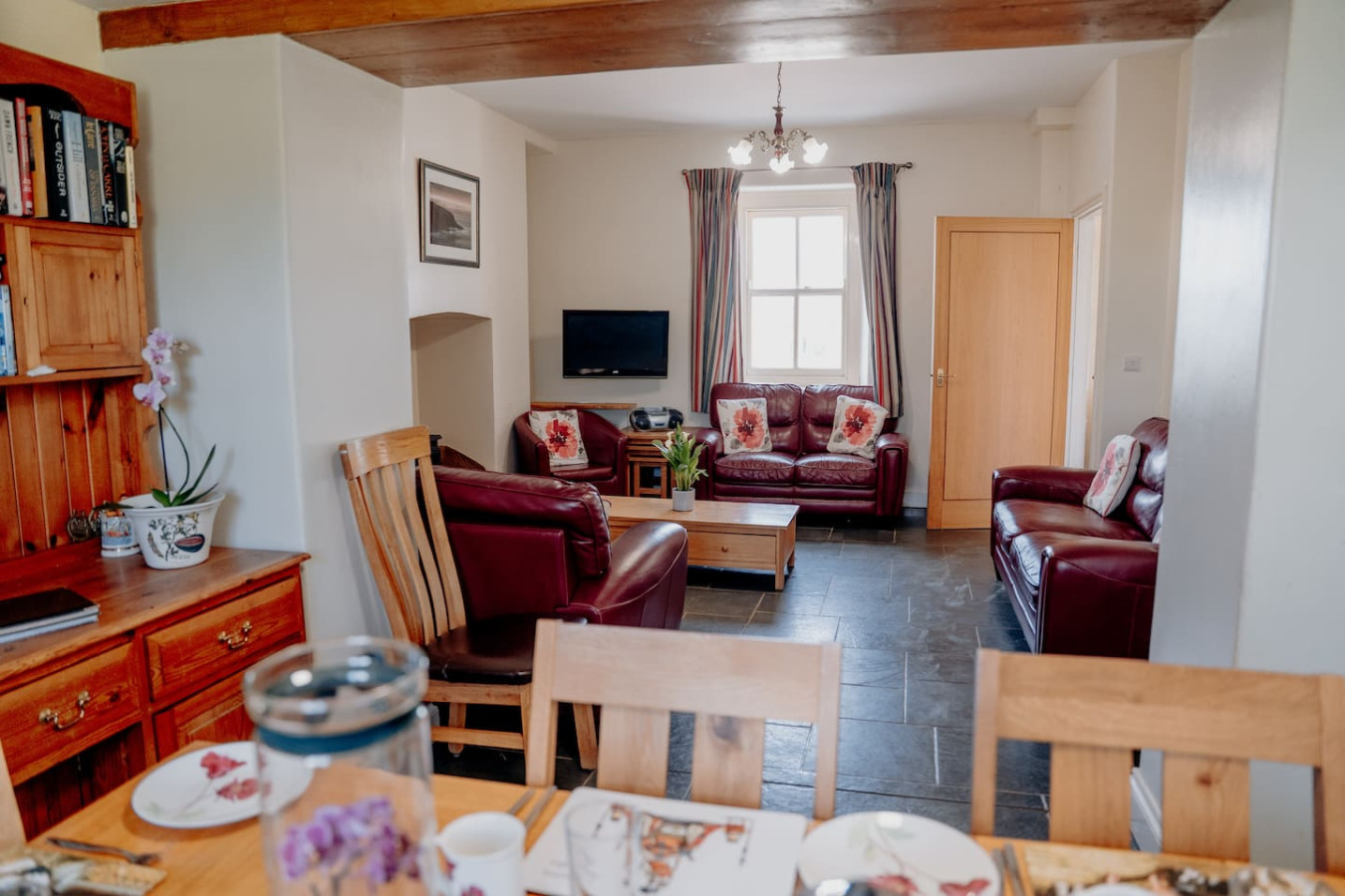 Potterslade Cottage - Spacious Farmhouse Retreat with Hot Tub, sleeps 12 - Llawhaden