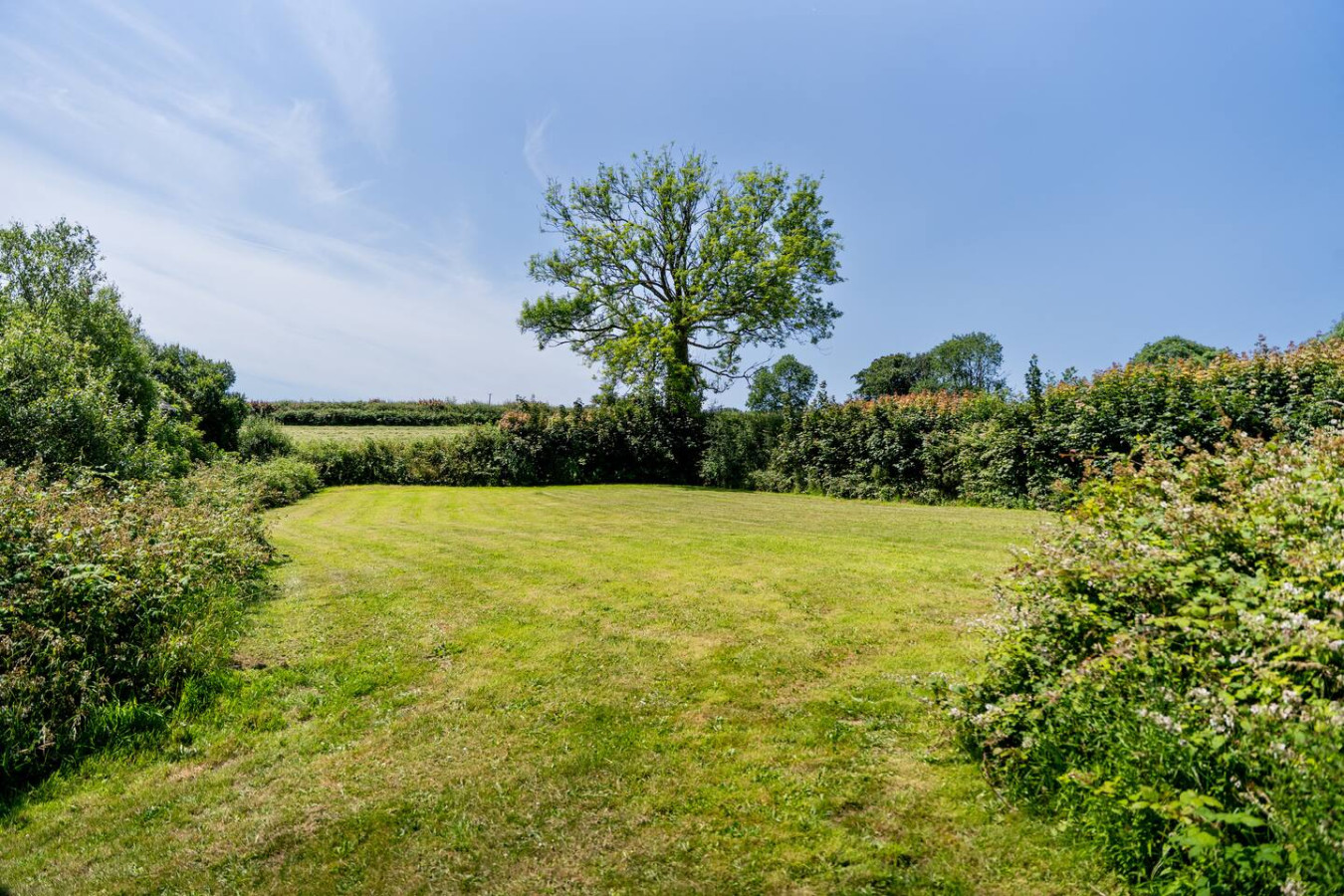 Potterslade Cottage - Spacious Farmhouse Retreat with Hot Tub, sleeps 12 - Llawhaden