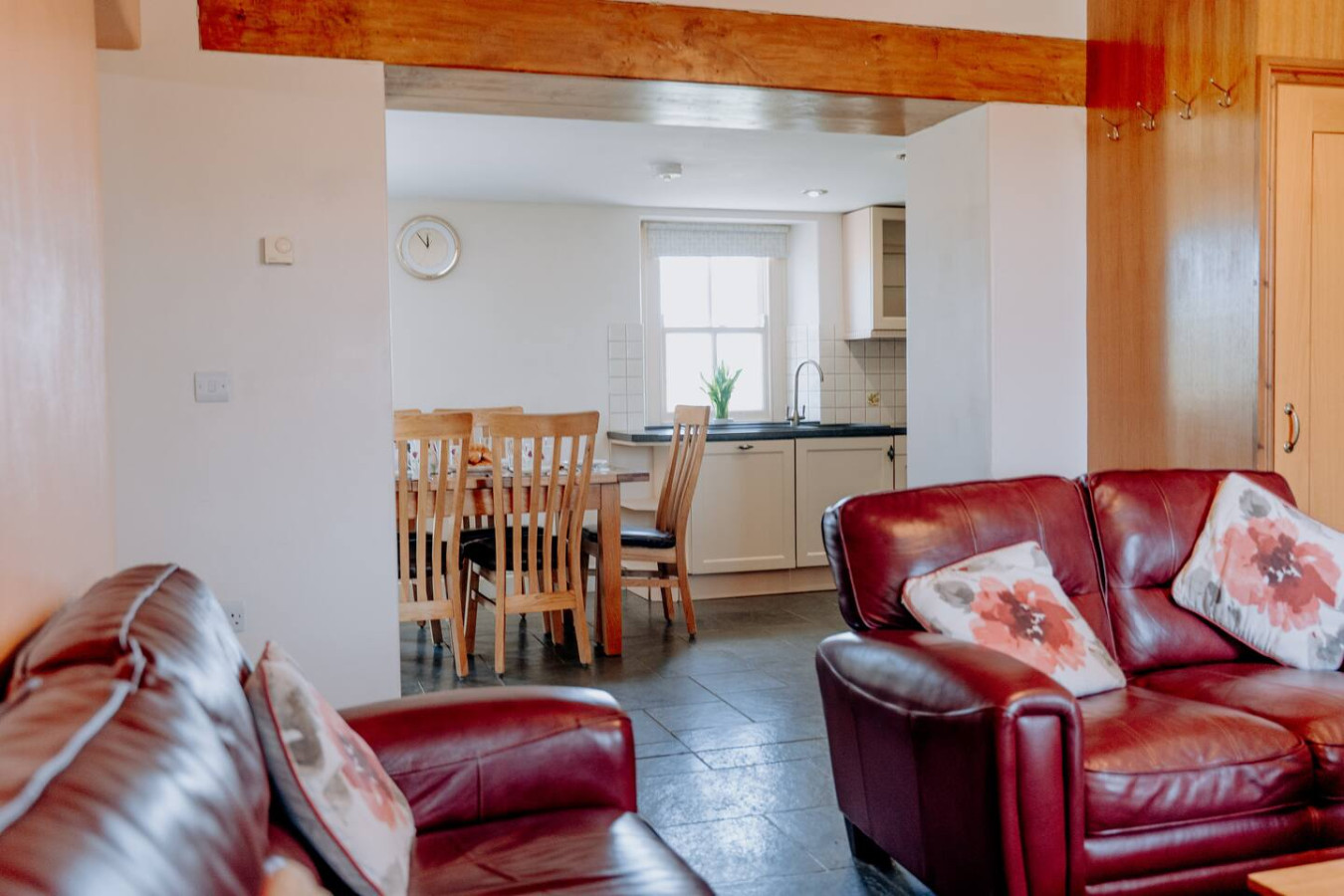 Potterslade Cottage - Spacious Farmhouse Retreat with Hot Tub, sleeps 12 - Llawhaden