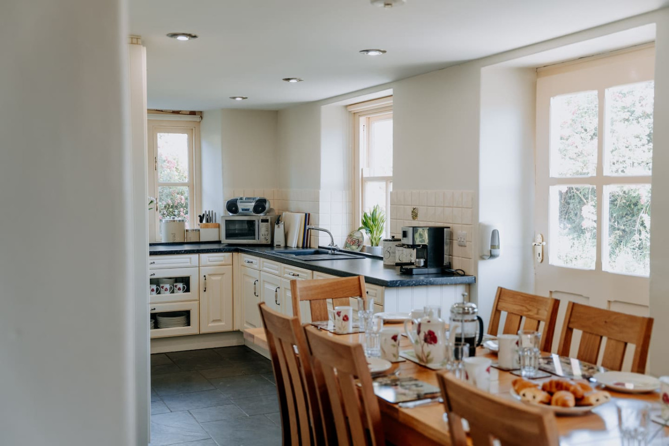 Potterslade Cottage - Spacious Farmhouse Retreat with Hot Tub, sleeps 12 - Llawhaden