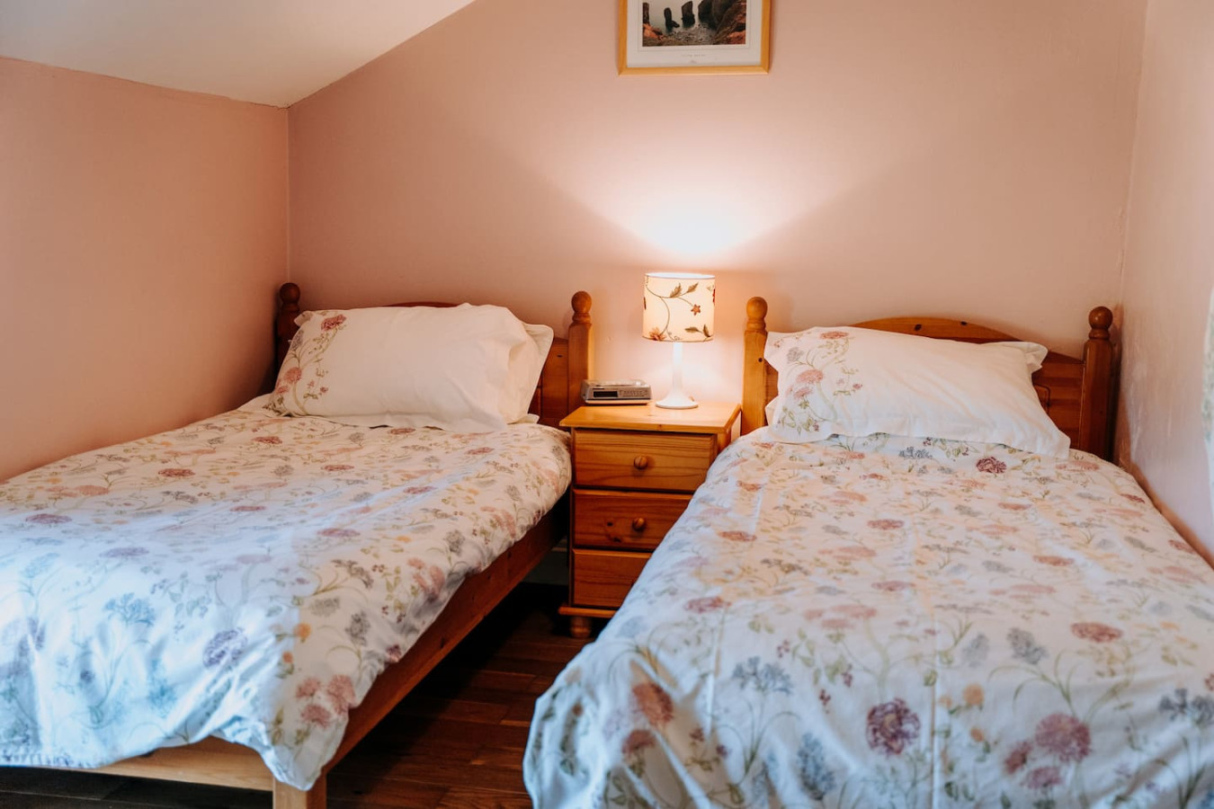 Potterslade Cottage - Spacious Farmhouse Retreat with Hot Tub, sleeps 12 - Llawhaden