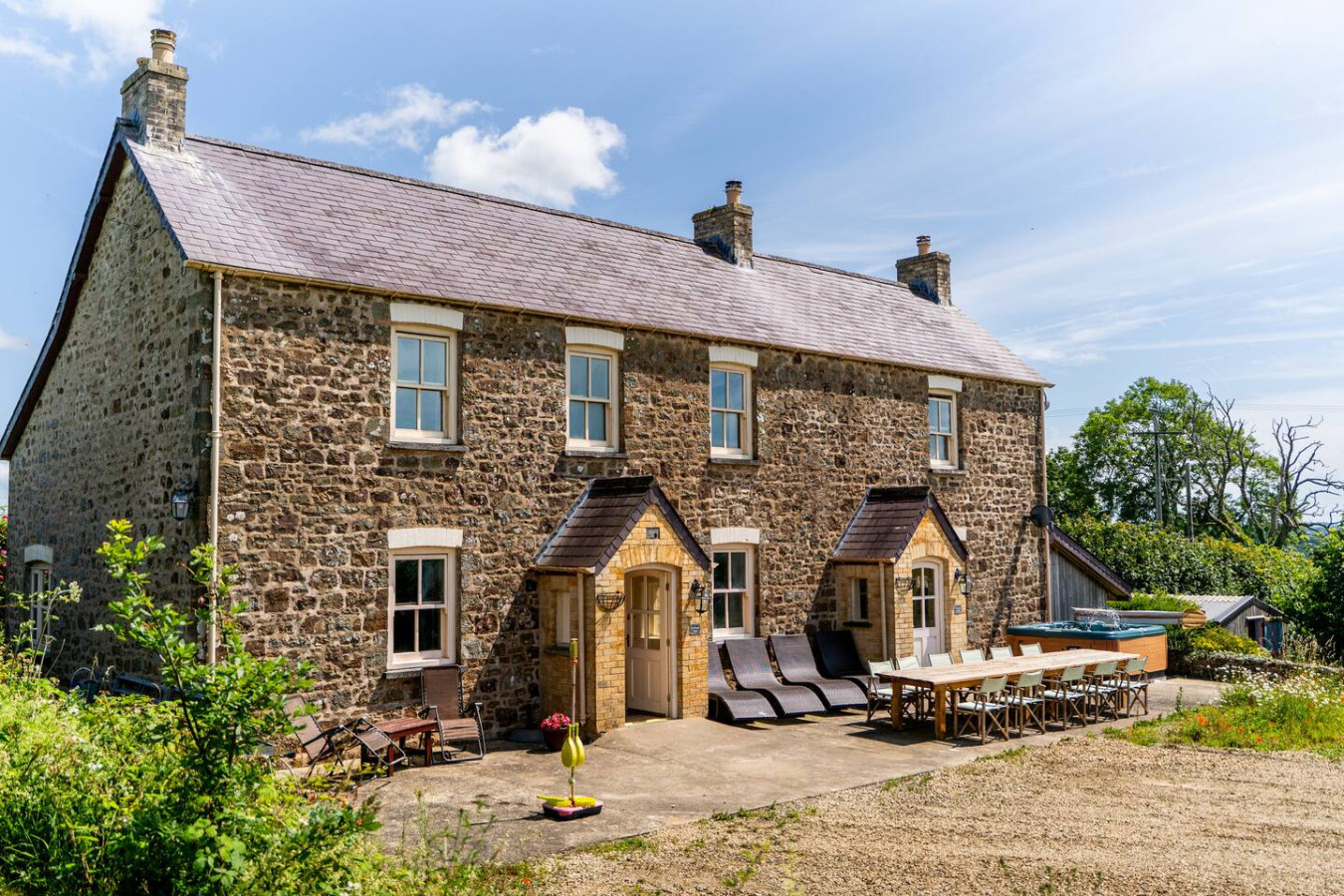 Potterslade Cottage - Spacious Farmhouse Retreat with Hot Tub, sleeps 12 - Llawhaden