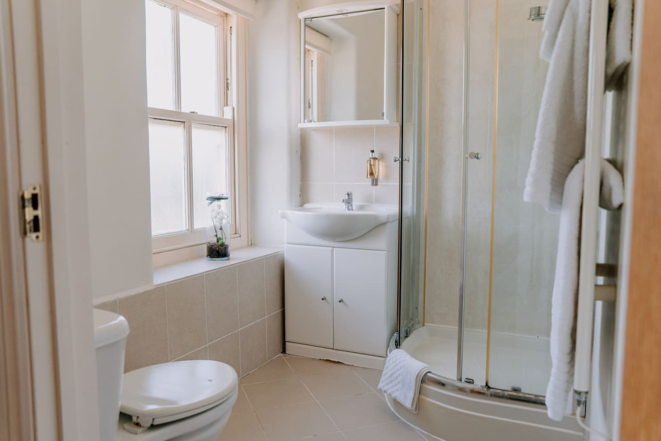 Potterslade Cottage - Spacious Farmhouse Retreat with Hot Tub, sleeps 12 - Llawhaden