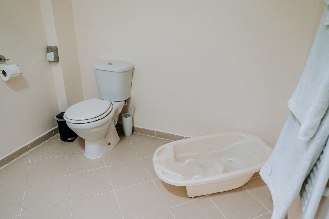 Potterslade Cottage - Spacious Farmhouse Retreat with Hot Tub, sleeps 12 - Llawhaden