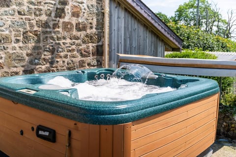 Potterslade Cottage - Spacious Farmhouse Retreat with Hot Tub, sleeps 12