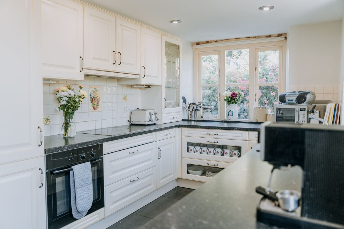 Potterslade Cottage - Spacious Farmhouse Retreat with Hot Tub, sleeps 12 - Llawhaden