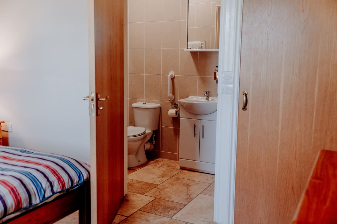 Potterslade Cottage - Spacious Farmhouse Retreat with Hot Tub, sleeps 12 - Llawhaden