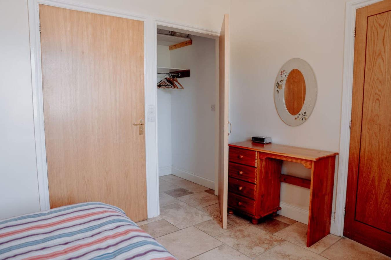 Potterslade Cottage - Spacious Farmhouse Retreat with Hot Tub, sleeps 12 - Llawhaden