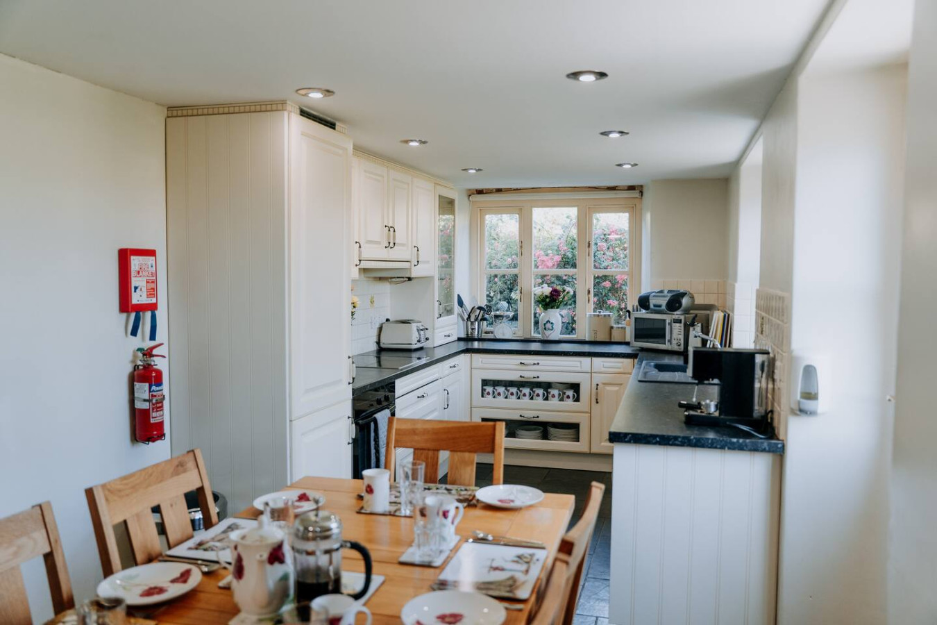 Potterslade Cottage - Spacious Farmhouse Retreat with Hot Tub, sleeps 12 - Llawhaden