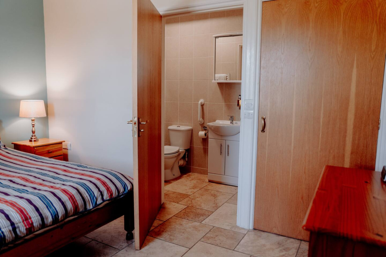 Potterslade Cottage - Spacious Farmhouse Retreat with Hot Tub, sleeps 12 - Llawhaden