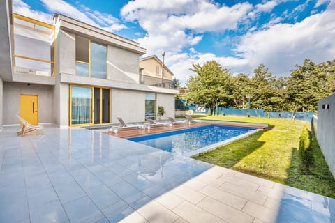 Villa Tabori Hill | 7BR Villa Near Old City