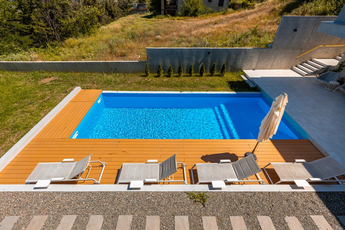 villa-tabori-hill-7br-villa-near-old-city/