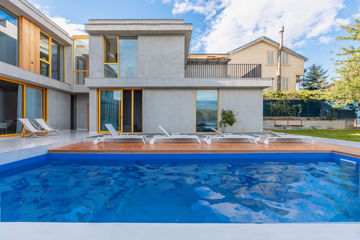 villa-tabori-hill-7br-villa-near-old-city/