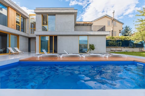 Villa Tabori Hill | 7BR Villa Near Old City