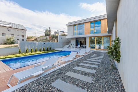 Villa Tabori Hill | 7BR Villa Near Old City