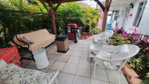 Private 2bdrm Suite/Kitchen/Laundry/Sunroom/Grill