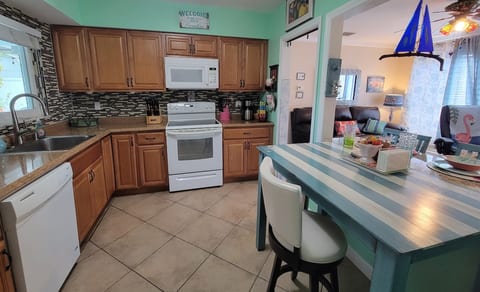 Private 2bdrm Suite/Kitchen/Laundry/Sunroom/Grill